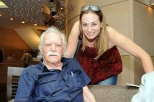 Η Ειρήνη Αγαθοπούλου αποχαιρετά τον Μανώλη Γλέζο