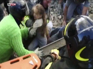 Η Ιταλία ξεκινά να θάβει τους νεκρούς της, ψάχνοντας ακόμα για επιζώντες