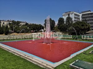 ΑΠΘ: Το σιντριβάνι στην πλατεία Χημείου βάφτηκε κόκκινο (pics)