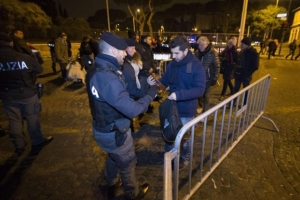 Συγκρούσεις στην Ιταλία αστυνομικών με καταληψίες που διαμαρτύρονται για τις εξώσεις