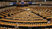 «Να εξασφαλιστούν ως δημόσια αγαθά τα εμβόλια για την COVID-19» ζητούν 38 ευρωβουλευτές
