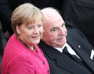 Χέλμουτ Κολ: Η Μέρκελ «δεν ήξερε ούτε να φάει με μαχαιροπίρουνο»