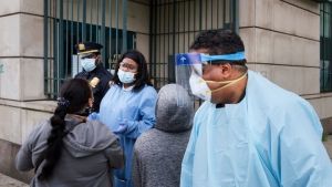 “Δεν χρειάζεται πανικός”, λέει κινέζος αξιωματούχος για τις μεταλλάξεις του κορονοϊού
