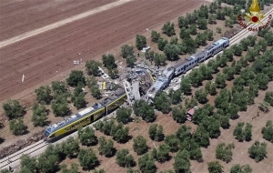 Σύγκρουση αμαξοστοιχιών στη νότια Ιταλία με τουλάχιστον δέκα νεκρούς