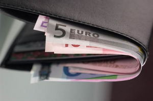 Οδηγός ΚΤΕΛ παρέδωσε στην Αστυνομία τσαντάκι με χρήματα μεταναστών