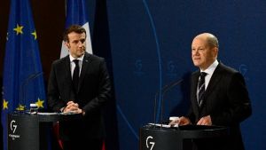 Σολτς – Μακρόν: Έκκληση στη Ρωσία για αποκλιμάκωση