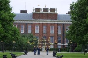 Άνδρας αυτοπυρπολήθηκε έξω από το παλάτι του Κένσινγκτον