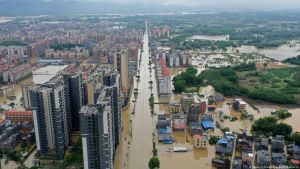 Κίνα: Κατέρρευσε γέφυρα από τις σαρωτικές πλημμύρες στα νότια – Τουλάχιστον τρεις νεκροί (ΒΙΝΤΕΟ)