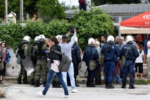 Δύο προσαγωγές σε συμπλοκές έξω από τον ΧΥΤΑ Λευκίμμης [Εικόνες]