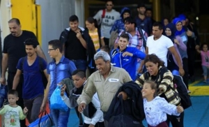 Πάνω από 3.300 πρόσφυγες αποβιβάστηκαν το πρωί στον Πειραιά