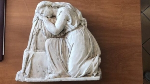 Ανάγλυφη μαρμάρινη πλάκα του 4ου αι. πΧ βρέθηκε σε αυτοκίνητο