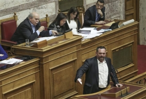 Επανέρχεται στα περί «προδοτών» η Χρυσή Αυγή