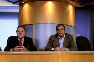 Βερναρδάκης κερνάει και Κατρούγκαλος πίνει