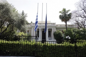 Μεσίστιες οι σημαίες στα ελληνικά δημόσια κτήρια για το Μάντσεστερ
