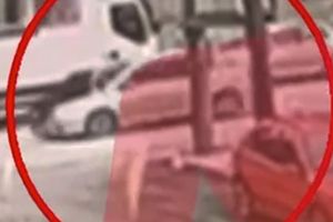 Βίντεο ντοκουμέντο από την παράσυρση αστυνομικού στη Γουμένισσα Κιλκίς, προσπαθεί να κρατηθεί στο καπό του αυτοκινήτου