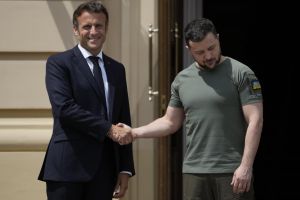 Ζελένσκι – Μακρόν: Eπικοινωνία με επίκεντρο τις ανάγκες της Ουκρανίας σε εξοπλισμούς