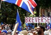 Δημοψήφισμα για τους όρους του Brexit ζητούν οι Βρετανοί
