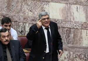 Βουλή: Ντελίριο από τον Χρ. Παππά που έσκισε το ν/σ περί ιθαγένειας