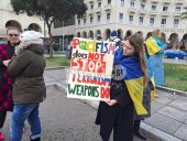 Θεσσαλονίκη: “Όχι στον πόλεμο” λένε Ουκρανοί από την πλατεία Αριστοτέλους (ΦΩΤΟ)