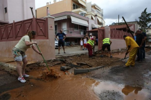 Η κακοκαιρία «χτυπά» την Μάνδρα για δεύτερη ημέρα - Χείμαρροι και πάλι οι δρόμοι - Διακοπή της κυκλοφορίας στην ΕΟ Αθηνών-Κορίνθου