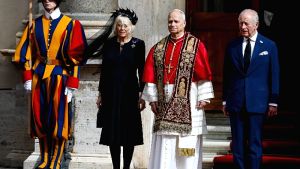 Σημαντική επίσκεψη του βασιλιά Καρόλου και της βασίλισσας Καμίλας στη βασιλική του Αγίου Παύλου