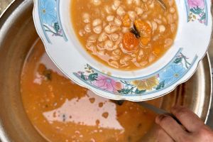 Μια φασολάδα - προσφορά στους αγρότες