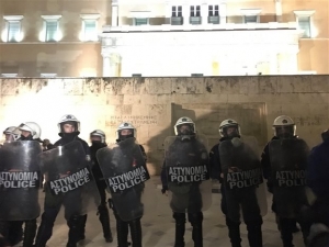 Επίθεση αντιεξουσιαστών στη Βουλή