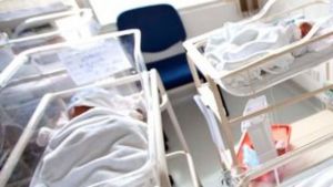 Ισπανία: Νεαρή ζητά αποζημίωση 3 εκατ. ευρώ από το υπ. Υγείας -Την έδωσαν σε λάθος οικογένεια όταν γεννήθηκε