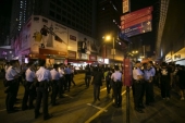 Η αστυνομία ξηλώνει τα οδοφράγματα των διαδηλωτών στο Χονγκ Κονγκ