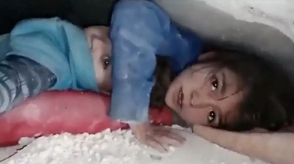 Σεισμός στη Συρία: Κοριτσάκι προστάτευε το κεφάλι του αδερφού του κάτω από τα συντρίμμια επί 17 ώρες (ΒΙΝΤΕΟ)