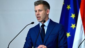 Συνομιλίες στις Βρυξέλλες: Ο Πίτερ Μαγιάρ αναζητά λύσεις για τους ευρωπαϊκούς πόρους