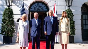 Εντυπωσιακή επίσκεψη του βασιλικού ζεύγους της Μ. Βρετανίας στις ΗΠΑ με πάρτι τσαγιού και σοβαρές συζητήσεις