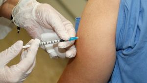 ΗΠΑ: Το 32% των διστακτικών τελικά εμβολιάστηκαν
