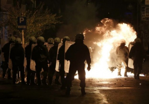 Μολότοφ και πέτρες κατά των ΜΑΤ στα Εξάρχεια