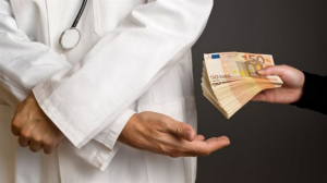 Μυτιλήνη: Φυλάκιση ενός έτους σε γυναικολόγο για φακελάκι