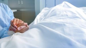 Συγκίνηση: Ασθενής με κορωνοϊό παντρεύεται στο νοσοκομείο λίγες ώρες πριν πεθάνει