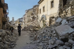 <div>Άφησε τη Λ'Άκουιλα μετά το σεισμό, έχασε κόρη 18 μηνών στο νέο χτύπημα</div>