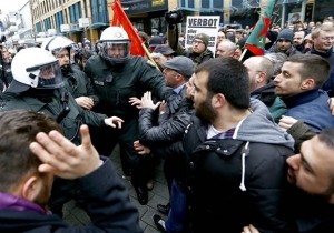 Σαλαφιστές, ακροδεξιοί, χούλιγκαν, Pegida και αντιναζί στους δρόμους του Βούπερταλ