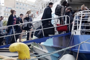Tαλαιπωρία για εκατοντάδες τουρίστες στον Πειραιά