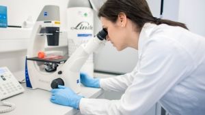 Τηλεδιάσκεψη για τον βιοφαρμακευτικό κλάδο υπό τον πρωθυπουργό