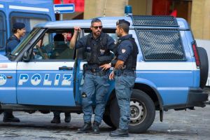Ιταλία: Συνελήφθησαν 12 άτομα για διακίνηση μεταναστών – «Σε τυχόν πρόβλημα, πέταξέ τους στην θάλασσα»