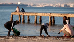 Θεσσαλονίκη: Μαζεύτηκαν 700 λίτρα σκουπίδια από εθελοντές στον Κελλάριο όρμο