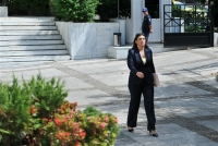 Η Ζωή Κωνσταντοπούλου μιλά για το χρέος και ...αλλάζει λάστιχο