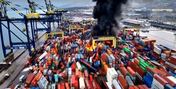Τουρκία: Φωτιά σε λιμάνι της πόλης Ισκεντερούν