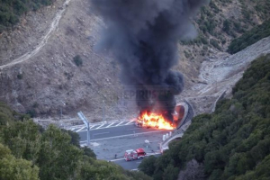 Νταλίκα τυλίχτηκε στις φλόγες στην Εγνατία Οδό [Βίντεο]