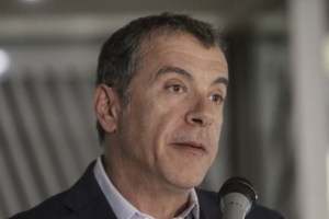 Θεοδωράκης: Τσίπρας-Καμμένος παίζουν «πεντόβολα» για την πΓΔΜ