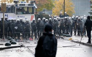 Βρυξέλλες: Σοβαρά επεισόδια σε διαδήλωση εναντίον των υγειονομικών μέτρων (vids)