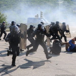 Γαλλία: Συγκρούσεις και τραυματισμοί μεταξύ αστυνομικών και διαδηλωτών σε διαμαρτυρία κατά του ανοίγματος σήραγγας