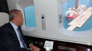 Ερντογάν: H προκλητική φωτογραφία από το αεροπλάνο με φόντο το γεωτρύπανο Αμπντούλ Χαμίτ Χαν