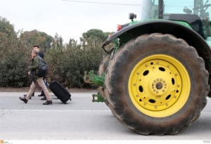 Aγρότες απέκλεισαν την εθνική οδό Λάρισας - Κοζάνης